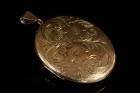 Lot 504 - A 9ct gold oval hinged locket