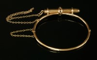 Lot 76 - A 9ct gold pencil bangle