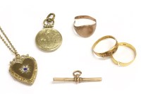 Lot 11 - A collection of gold items to include
