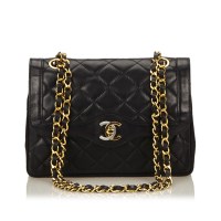 Lot 1049 - A Chanel matelassé lambskin leather chain shoulder bag