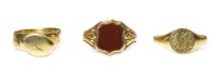 Lot 337 - A gentlemen's 9ct gold shield plaque cornelian signet ring
