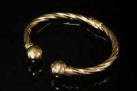 Lot 556 - A 9ct gold hollow hinged torque bangle
