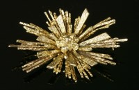 Lot 195 - A 9ct gold splash brooch