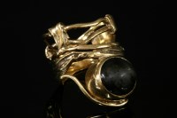 Lot 583 - A 9ct gold single stone star cabochon ring
