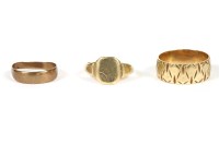 Lot 35 - A gold wedding band