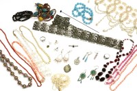 Lot 77 - A collection of costume jewellery