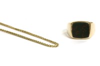 Lot 34 - A 9ct gold gentlemen's bloodstone signet ring