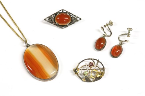 Lot 33 - A silver banded agate pendant
