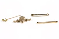 Lot 52 - A 9ct gold bar brooch