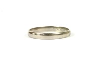 Lot 150 - An 18ct white gold wedding ring