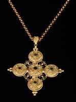 Lot 273 - A Continental Etruscan-style emerald set cross