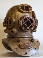 Lot 416 - A DIVING HELMET
