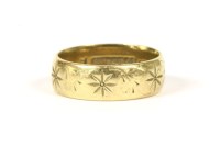 Lot 81 - An 18ct gold wedding ring