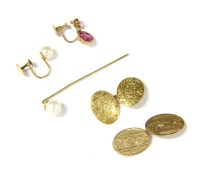 Lot 7 - A single 9ct gold chain back cufflink