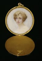 Lot 104 - An Edwardian flat section gold hinged locket
