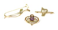 Lot 35 - A gold peridot and split pearl bud bar brooch