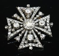 Lot 34 - A Victorian diamond set Maltese cross pendant/brooch