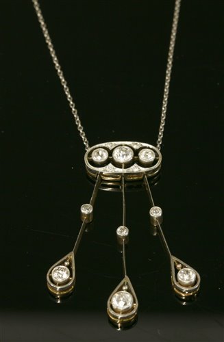 Lot 182 - An Art Deco diamond set negligée pendant