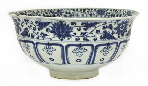 Lot 22 - A large Chinese blue and white bowl