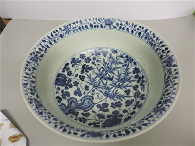 Lot 22 - A large Chinese blue and white bowl