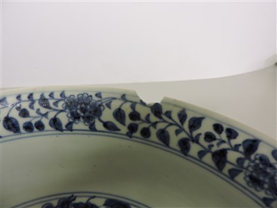 Lot 22 - A large Chinese blue and white bowl