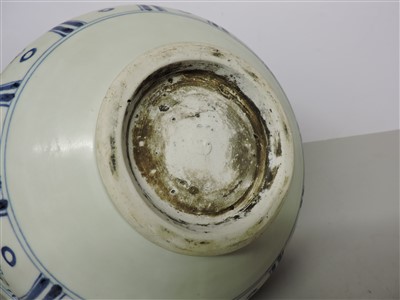 Lot 22 - A large Chinese blue and white bowl