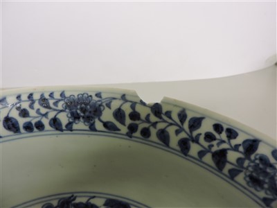 Lot 22 - A large Chinese blue and white bowl