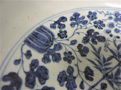 Lot 22 - A large Chinese blue and white bowl
