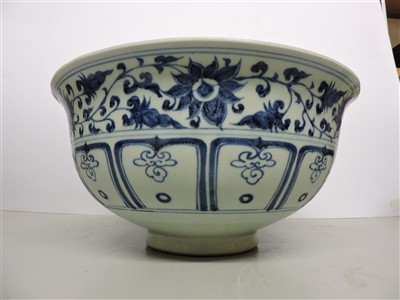 Lot 22 - A large Chinese blue and white bowl