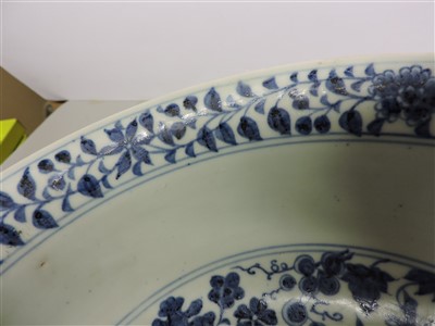 Lot 22 - A large Chinese blue and white bowl