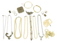 Lot 98 - A single row cultured pearl necklace