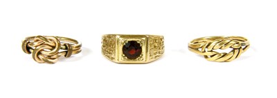 Lot 41 - A two strand knot ring
