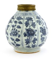 Lot 34 - A Chinese blue and white vase