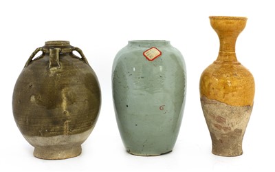 Lot 332 - A collection of Chinese ceramics