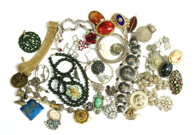 Lot 24 - A Czechoslovakian Peking glass pendant
