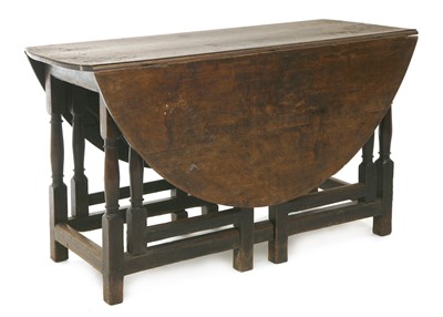 Lot 385 - An oak gateleg table