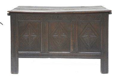 Lot 384 - An oak coffer