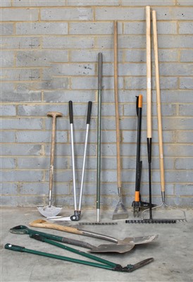 Lot 419 - A quantity of garden hand tools