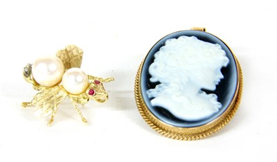 Lot 17A - A modern oval glass cameo pendant