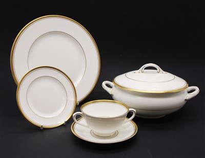 Lot 153 - A Coalport dinner service with gilt border