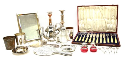 Lot 89 - A collection of silver
