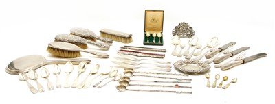 Lot 48 - A quantity of silverware