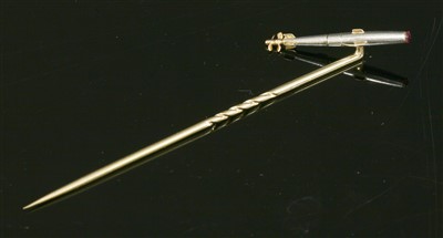 Lot 130 - A platinum and gold torpedo form stick pin