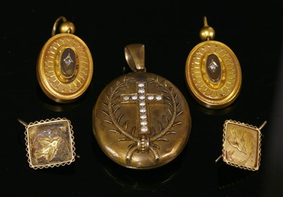 Lot 34 - A Victorian gold oval hinged locket