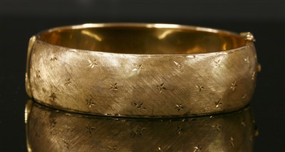 Lot 245 - A Continental gold hinged bangle, c.1960