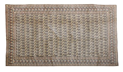 Lot 219 - A Kashan carpet