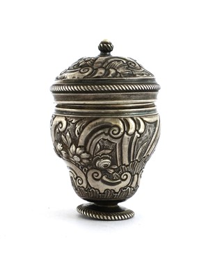 Lot 76 - A silver nutmeg grater and cover