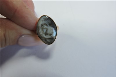 Lot 20 - A Georgian gold memorial ring