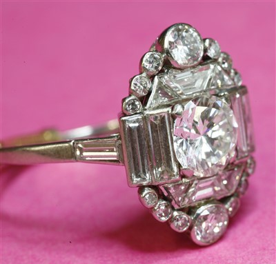 Lot 167 - An Art Deco diamond set plaque-style cluster ring