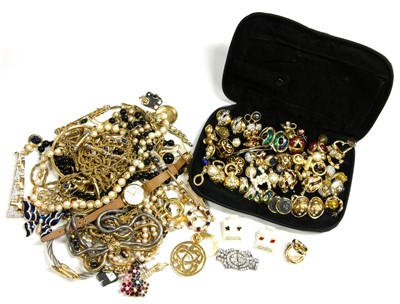Lot 333 - A large quantity of costume jewellery
